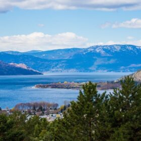 เมือง Okanagan รัฐ British Columbia Canada ดินแดนธรรมชาติแสนอบอุ่น